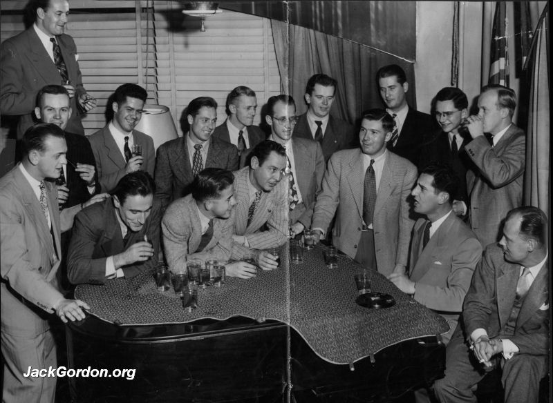 Members of the Washington State Press Club gather around the piano in 1947.